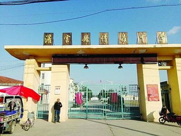 江苏一学生出校门被门卫铁锁砸头